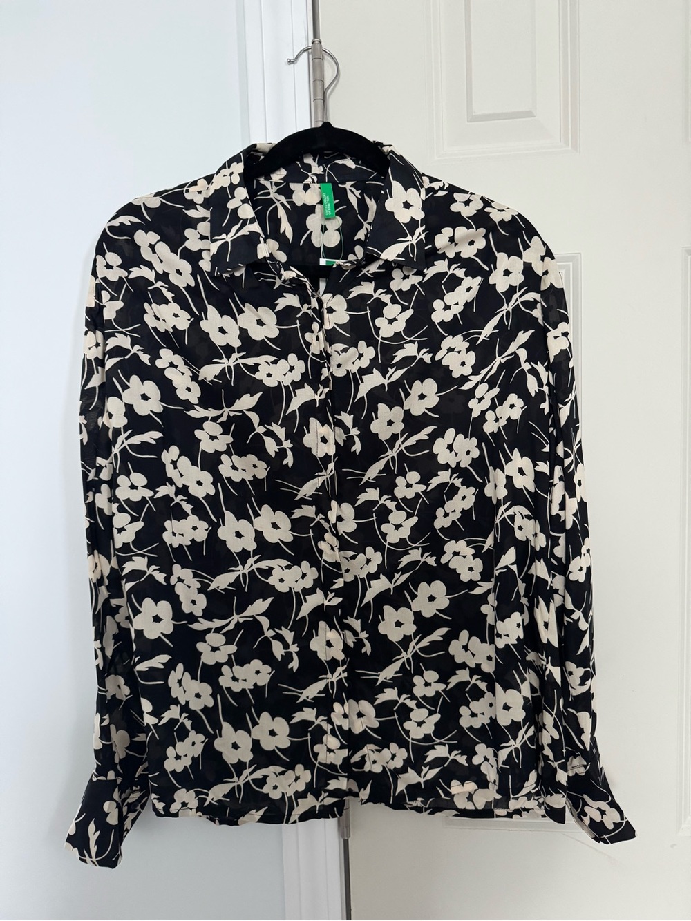 United Colors of Benetton Black & White Floral Button-Up Blouse NWT